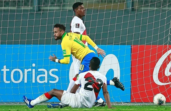 Neymar (v rumenem dresu) je s tremi goli proti Peruju zabil  skupno  64 zadetkov za Brazilijo. Več - 77 - jih je le Pele.