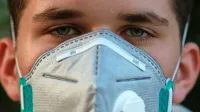 Zaščitna respiratorna maska naj bi bila najbolj učinkovita 
zaščita. 