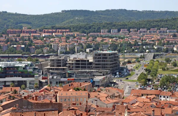 Delavci podjetja Grafist bodo z gradbišča pri poslovnem kompleksu Solis ta konec tedna odstranili gradbeni žerjav.