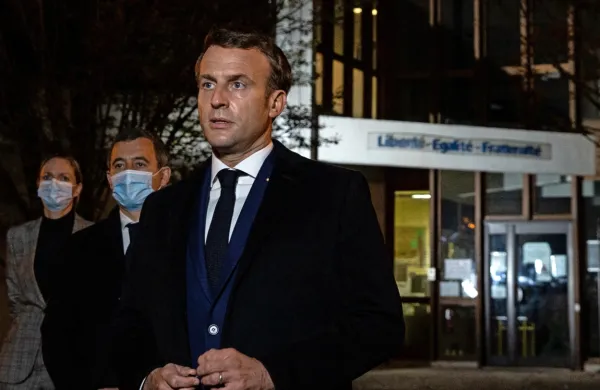 Predsednik Emmanuel Macron je napad označil za teroristično 
dejanje.