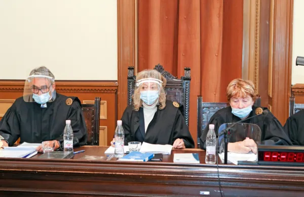Vrhovni sodnik Mitja Kozamernik je včeraj povzel sodbi okrožnega 
in višjega sodišča  ter pritožbi (ob njem na sredini fotografije 
predsednica senata sodnica Barbara Zobec),