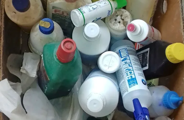 Med nevarne odpadke sodijo stara zdravila, kozmetika, uporabljeno jedilno olje, odslužena svetila, ostanki raznih kemikalij, 
barve, laki, spreji, topila ter manjši električni in elektronski 
aparati.