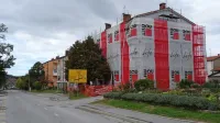 Enega od blokov, v katerem bo občina prodala stanovanje,  pravkar 
obnavljajo. Teh del ne bo plačala občina, pač pa kupec.  