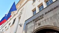 Za zaprtimi vrati, vendar so dosegljivi