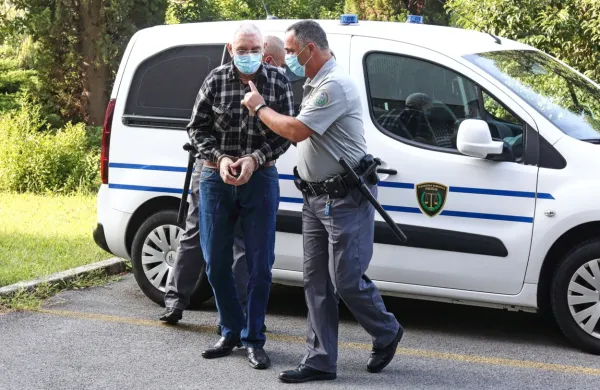 Dragan Kukanja (v sredini) bo moral zaradi uboja mame kmalu 
znova sesti na zatožno klop novogoriškega okrožnega sodišča.