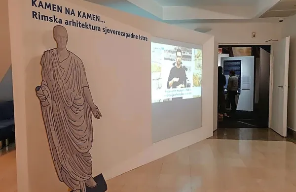 Razstava predstavlja rimske ostaline od Ankarana do Novigrada.   