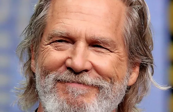 Ameriški igralec Jeff Bridges, ki je med drugim igral v filmu bratov 
Cohen Veliki Lebowski, je te dni javnosti razkril, da je zbolel za 
rakom. (Foto: Gage Skidmore)