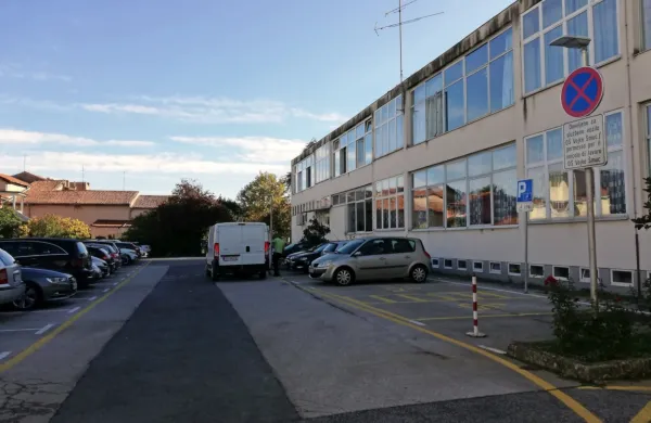  Na parkirišču za OŠ Vojke Šmuc, v neposredni bližini Zdravstvenega doma,  čez dan lahko   parkirajo   samo  imetniki abonmajev. 