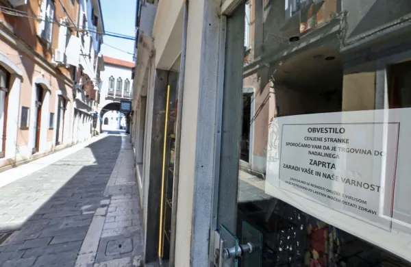 Javno dnevno življenje  za zdaj še ni ustavljeno, kot je bilo 
spomladi (fotografija je nastala v Kopru  sredi marca ob začetku 
prvega vala epidemije), ob poslabšanju epidemiološke slike pa ta 
možnost ostaja.