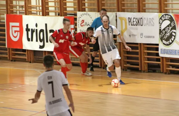 Med strelce se je za Dobovec vpisal Primorec Kristjan Čujec (z 
žogo).