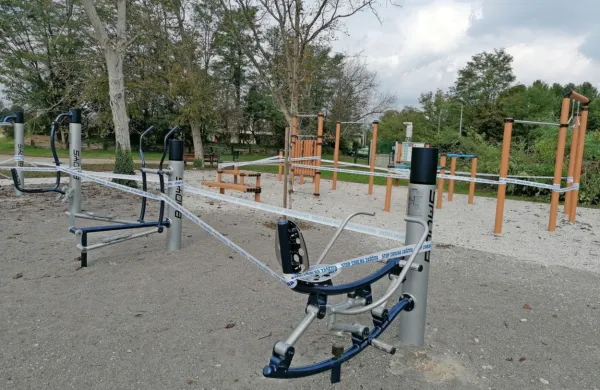 V občini Miren-Kostanjevica so že zaprli tudi otroška in športna 
igrišča na prostem. 