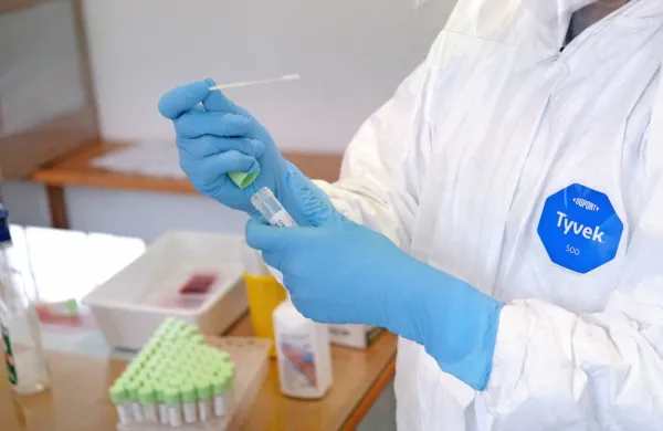 Število včeraj opravljenih testov na novi koronavirus je rekordno, 
žal tudi število potrjenih okužb.