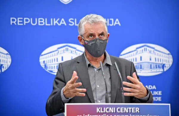 Število postelj za bolnike s covidom-19 po besedah ministra 
Tomaža Gantarja povečujejo sproti oziroma po potrebi.