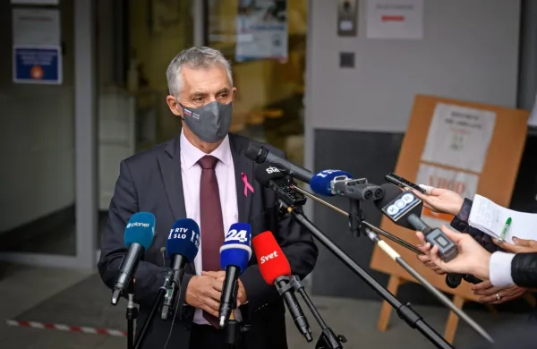 Minister za zdravje Tomaž Gantar je v pogovoru za Večer dejal, da 
bi morali čim prej popolnoma ustaviti javno življenje v državi. 