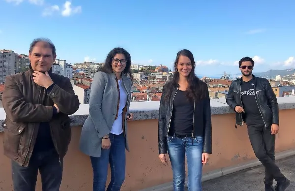 Zasedba nove otroške predstave tržaškega gledališča Gregor in Silvija na premoru med vajami (z leve): skladatelj Stefano 
Sacher, režiserka Jasmin Kovic, igralca Tina Gunzek in Blaž Popovski.