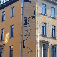 Portret Daniila Harmsa na enem od njegovih prebivališč v Sankt 
Peterburgu.