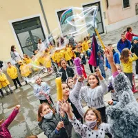 Vzdušje na  letošnjem jubilejnem festivalu Pri svetilniku je bilo že kar 
tradicionalno razigrano. 