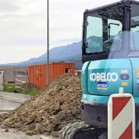 Na gradbišču nove ajdovske poslovne cone so neznanci na 
ukradeno vozilo naložili že ukradeno gradbeno orodje.