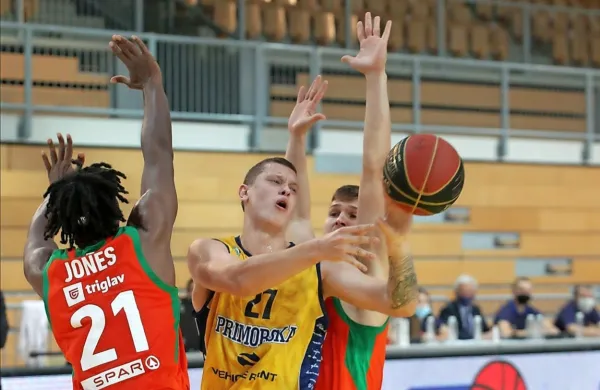 Jurij Macura (z žogo) je bil tako kot ostala ekipa nemočen proti razigrani Olimpiji.