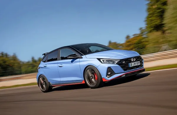 Hyundai i20 N na ceste prihaja spomladi prihodnje leto, cena zanj 
še ni določena, dejstvo pa je, da se bo zanj zanimal precej ozek 
krog kupcev.