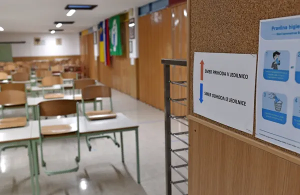 Učilnice  višjih razredov osnovnih šol in srednjih šol ter predavalnice na fakultetah so prazne.