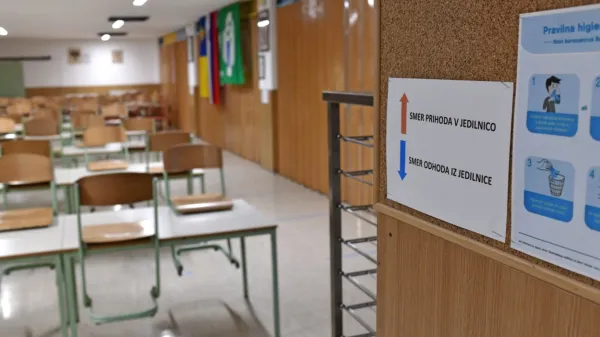 Učilnice  višjih razredov osnovnih šol in srednjih šol ter predavalnice na fakultetah so prazne.