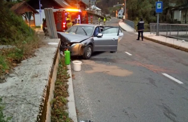 

Čeprav mazda 6 ni bila v celoti zmečkana, sta se dva mladeniča v 
njej hudo poškodovala.

