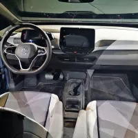 Notranjost  je drugačna od ostalih Volkswagnovih modelov. Precej 
manj izrazita, manj je gumbov, celotna podatkovna baza pa je 
dosegljiva na dveh zaslonih. 

