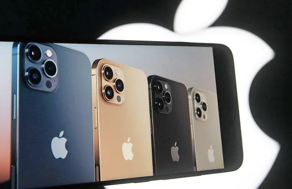Iphone 12 pro v grafitni, srebrni, zlati in kovinsko modri barvni 
različici.