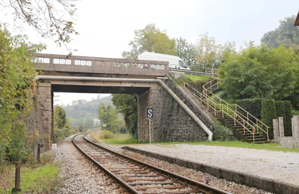 Do nadvoza se lahko varno pripešači, nato pa je treba dobesedno 
stopiti v (razmeroma) gost promet.  