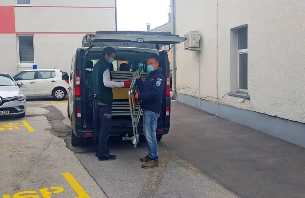 Postojnska porodnišnica je danes Civilni zaščiti za Notranjsko 
predala dodatne postelje za dom starejših v Postojni. (Foto vir: FB 
Regijski štab Civilne zaščite za Notranjsko)