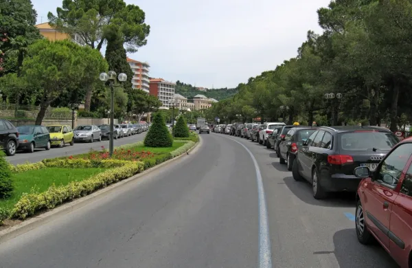 Okolje Piran bo v soglasju z Občino Piran od jutri omogočilo 
brezplačno parkiranje na vseh zunanjih parkirnih površinah v 
Strunjanu, Portorožu, Luciji, Seči ter na zunanjem parkirišču Arze 
v Piranu.