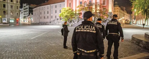     Slovensko ustavno  sodišče nenehno  spremlja     odločitve ustavnih 
sodišč drugod po Evropi in svetu, trenutno   proučujejo   odločitve 
glede tako imenovane policijske ure.