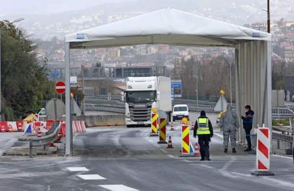 Vlada v novem odloku o ukrepih za preprečitev širjenja covida-19 
na mejnih prehodih na zunanji meji in na kontrolnih točkah na 
notranjih mejah schengenskega območja spet uvaja možnost 
preverjanja zdravstvenega stanja oseb, ki prehajajo mejo.