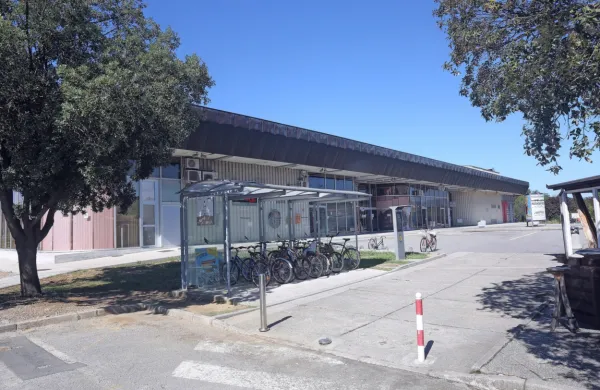 Ob stavbi koprske železniške in  avtobusne postaje  je včeraj ponoči  
37-letni brezdomec, doma s Celjskega,  z nožem dvakrat ranil 
42-letnega domačina.