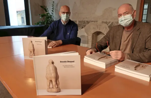 Mario Steffè (levo) v vlogi urednika in kustos Dejan Mehmedovič sta predstavila katalog, ki bo ostal 
trajen dokument o delu Oresteja Dequela tudi na našem območju. 