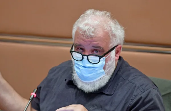 Jelko Kacin se je odzval tudi na ravnanje direktorja NIJZ Milana 
Kreka, ki je brez maske točil gorivo na bencinski črpalki. Kacinu se 
zdi očitek njegovemu ravnanju bizaren, predvsem pa se je Krek 
opravičil in iskreno obžaloval.