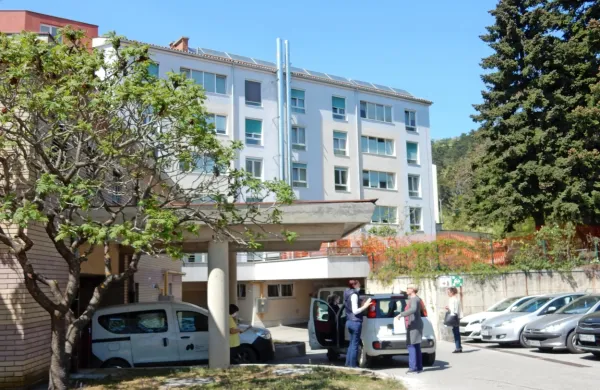 Dom upokojencev Sežana, ki pomoč na domu nudi 27 osebam, 
skrbi za preprečevanje okužb tudi tako, da vso hrano predajo 
oskrbovalcem pred domom (slika je simbolična, posneta še pred 
jesenskim valom epidemije).  