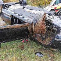 Zaradi neprilagojene hitrosti dva voznika s ceste