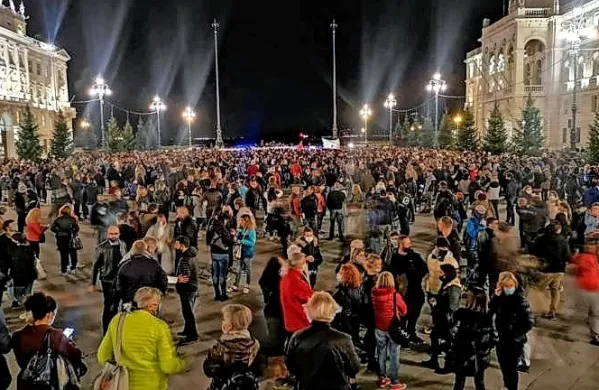 V središču Trsta se je v ponedeljek zvečer na protestu proti 
ukrepom za zajezitev koronavirusa zbralo več tisoč lastnikov 
lokalov, trgovin in malih podjetnikov. (Foto vir: Primorski dnevnik/FOTODAMJ@N)