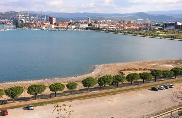 Razpis za izbiro izvajalca ureditve obmorskega urbanega parka v 
Žusterni se izteče jutri, 28. oktobra, ob 10. uri. 