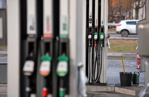 Cena za liter bencina se danes giblje med 0,976 in 0,989 evra, cena 
za liter dizelskega goriva pa med 1,011 in 1,015 evra.