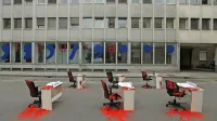 Anonimni protestniki so vodilne z ministrstva za kulturo simbolno 
deložirali na ulico.  