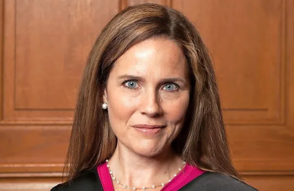 Amy Coney Barrett  nasprotuje umetni prekinitvi nosečnosti, 
podpira pravico do orožja, nasprotuje pravicam homoseksualcev, 
pravicam potrošnikov v razmerju do korporacij, sindikatom in 
praktično vsem liberalnim agendam. (Foto vir: Wikipedia/Rachel 
Malehorn)