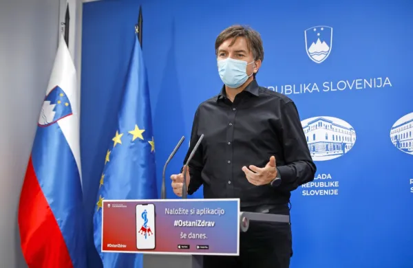 “Nek plato bomo prej ko slej dosegli, a višji kot bo, več nas bo stalo 
v denarju, zdravju in življenjih,” je dejal  direktor Univerzitetne 
klinike Golnik in član strokovne svetovalne skupine za covid-19 
Aleš Rozman.