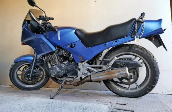 Ob cesti so na&scaron;li zapu&scaron;čeno motorno kolo