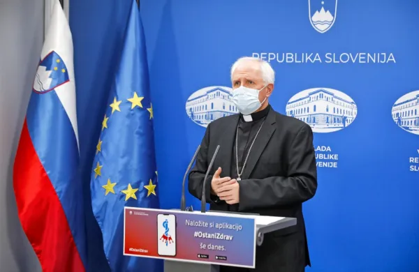 Ljubljanski nadškof metropolit Stanislav Zore  pred praznikom 
vseh svetih ter državnim praznikom dneva spomina na mrtve 
vernike poziva, naj se izognejo obisku sorodnikov in prijateljev, 
obiščejo le grobove v svoji župniji oziroma občini ter se bližnjih 
pokojnih spomnijo v molitvi.