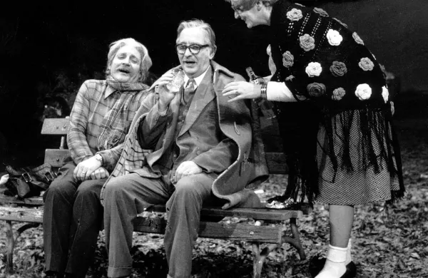 Jožko Lukeš med  Silvijem Kobalom in   Miro Sardoč v uprizoritvi 
Stare garde Alda Nicolaja v  tržaškem gledališču leta 1975 