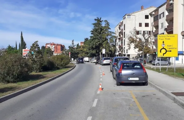 V Luciji barvajo talne parkirne oznake