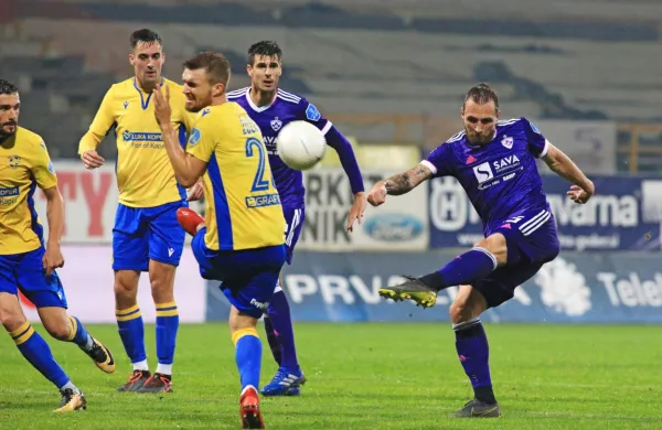 Koprčani (v rumeno-modrih dresih) bodo drevi favoriti.